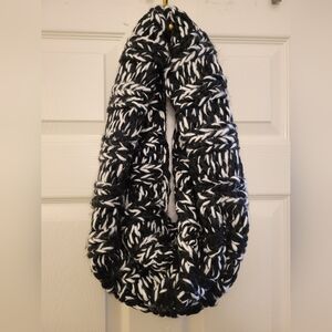 H&M Chunky Black and White Cable Knit Infinity Scarf
